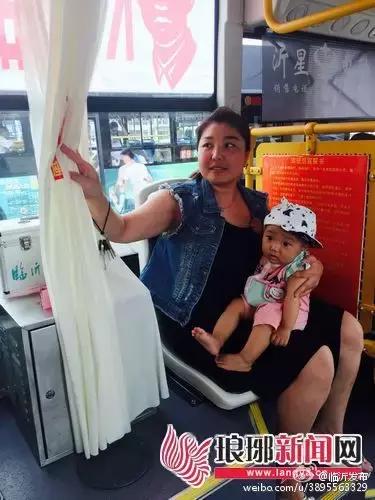 更爱厦门啦!2路公交车设了哺乳室!坐车时看见这帘子请呵护