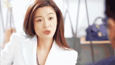 粉饼上面有一个玫瑰,粉饼上面有个兔子