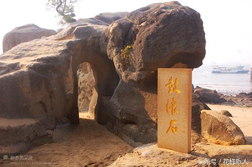 这座小岛群山环绕,海上最美小岛