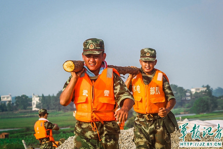 40度的高温天气救火人员真辛苦,39度高温下的坚守视频