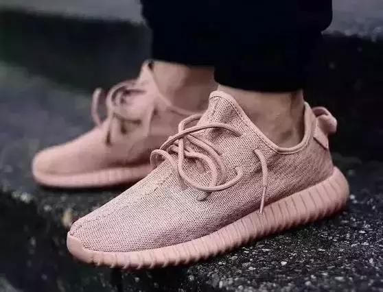 忘记你的小白鞋吧！现在是小粉鞋当道