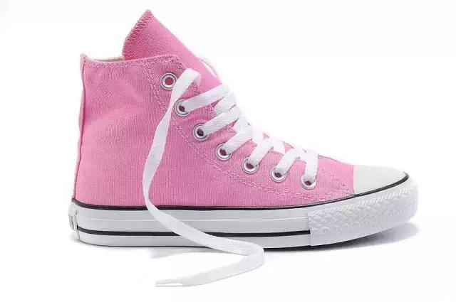 忘记你的小白鞋吧！现在是小粉鞋当道