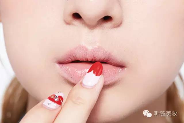 黑加仑紫色配怎样的妆容,淡淡的大红唇妆容