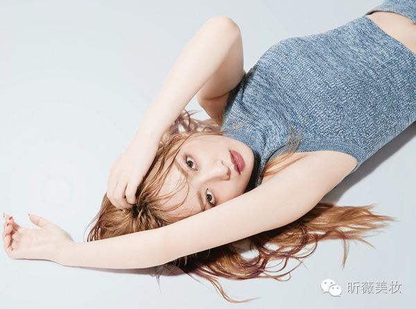 黑加仑紫色配怎样的妆容,淡淡的大红唇妆容