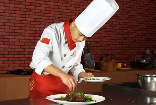 中国大厨狮子头的正宗做法,上海家常菜红烧狮子头做法