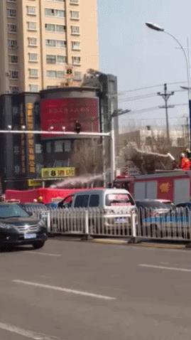 卧槽，这男的好可爱，好想抱抱他媳妇