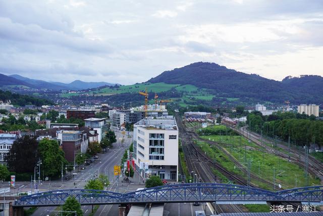 踩到黑森林的泉水，就能娶到弗莱堡的漂亮妞儿！
