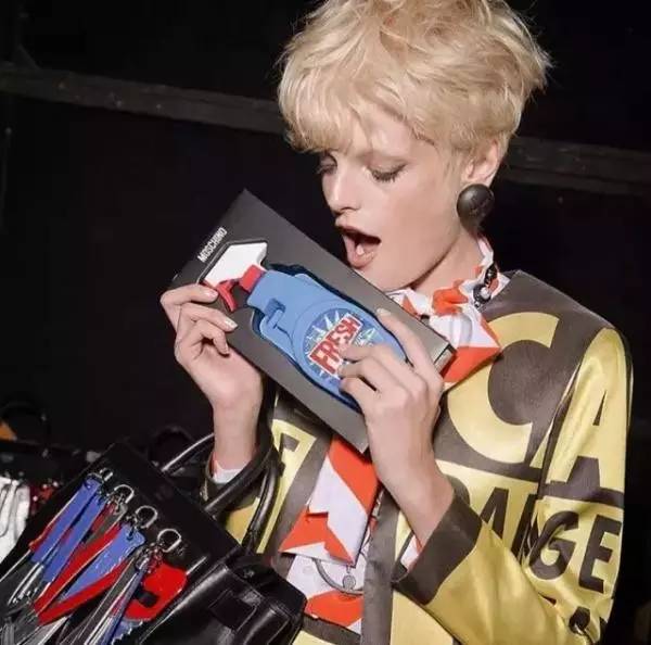 每日星范|范冰冰论手机壳种草狂魔，我只服范爷！