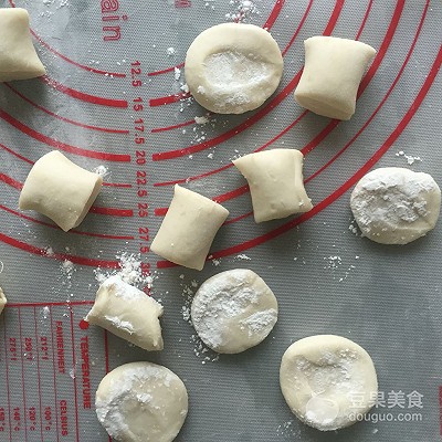 鲜汁四溢的小笼汤包——附详细包子手法图