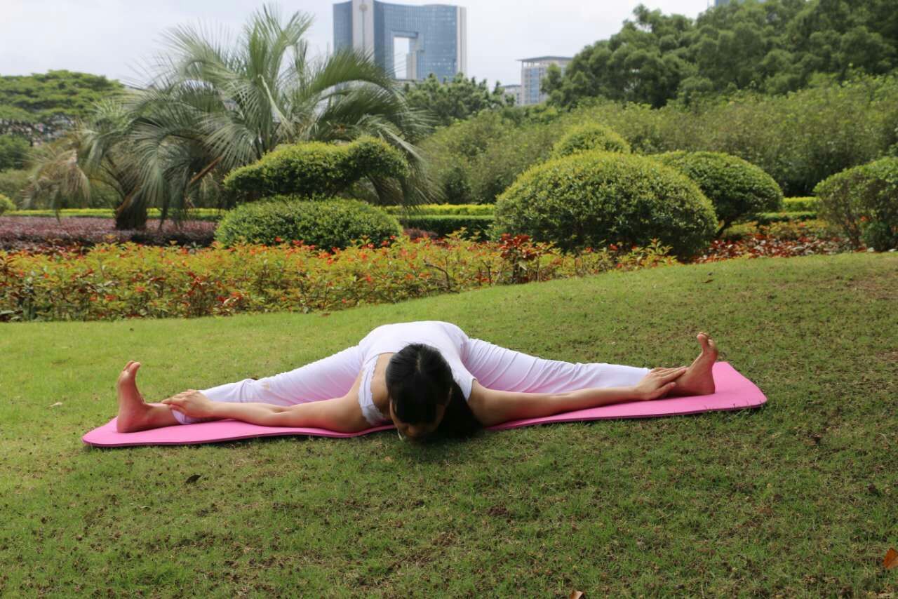 瑜伽三个动作缓解腹部疼痛,瑜伽体式怎么缓解腰痛