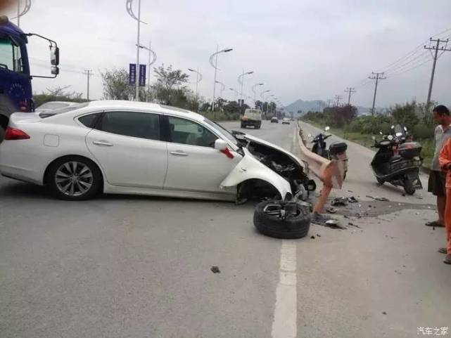 为啥不能疲劳驾驶？新车撞报废算轻的，还好能捡回一条命！