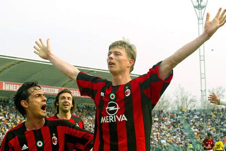 这件亮眼的红心球衣标志着荷兰中锋梦工厂