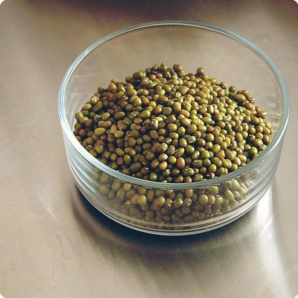 很少有人知道:一碗绿豆磨成泥,30天美白淡斑逆袭时尚白美人