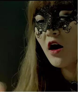 “微微一笑”头号嫌犯七夕露马脚：蒙面少女酒店花式抖S