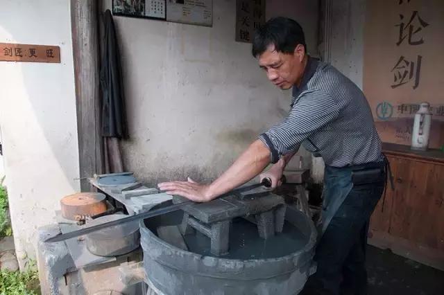 浙江龙泉顶级宝剑,龙泉剑唐代刀剑文化的精髓