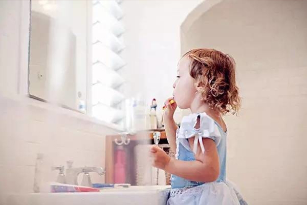 一岁宝宝色素牙怎么改善,一岁小孩牙肉黑什么原因