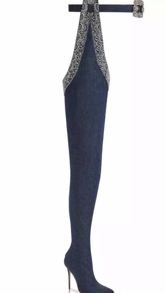 除了puma毛绒拖，蕾哈娜还设计了你不容错过的牛仔鞋哦