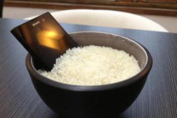 手机掉水里了进水不严重怎么处理,手机进水导致声音变小了怎么处理