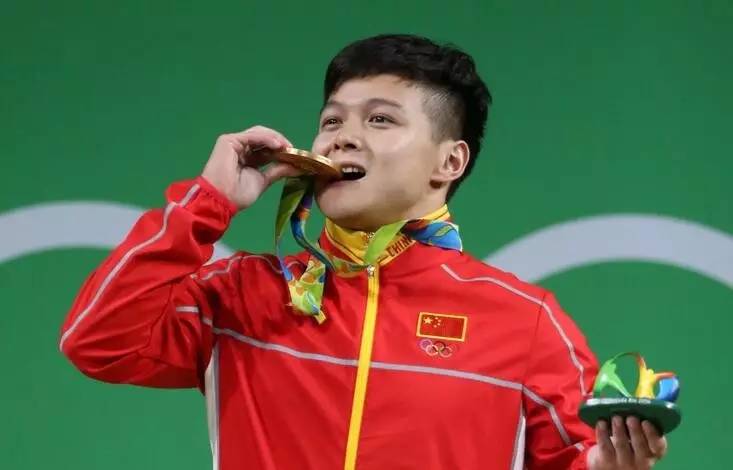 奥运会金牌一咬掉色是真是假,这届奥运金牌是纯金的吗