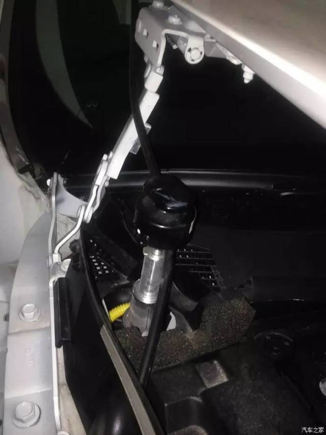 为啥不能疲劳驾驶？新车撞报废算轻的，还好能捡回一条命！