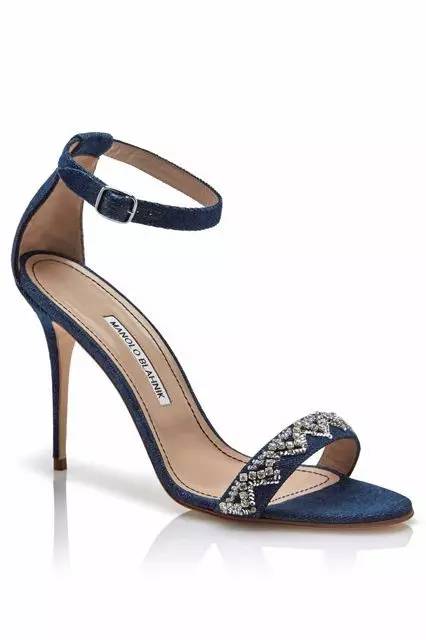 除了puma毛绒拖，蕾哈娜还设计了你不容错过的牛仔鞋哦