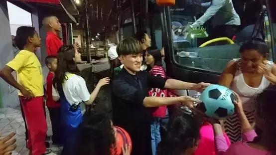 世界杯足球先生倒挂金钩里瓦尔多,想不到你是这样的人原版