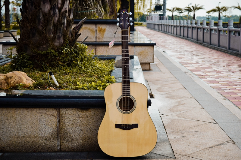 如何选择一把初学入门吉他,通用吉他最好的入门教程