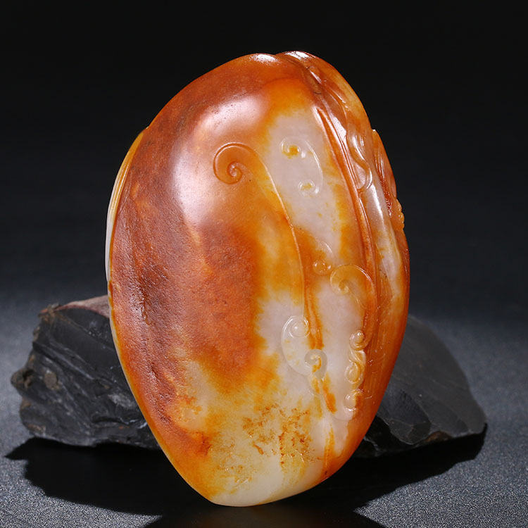 组图:*疆新**和田玉羊脂白玉籽料制成的手把件,雕刻细腻精致手感好