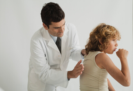 宝宝今天突然哭得厉害全身发紫,婴儿突然大哭撕心裂肺身上发紫