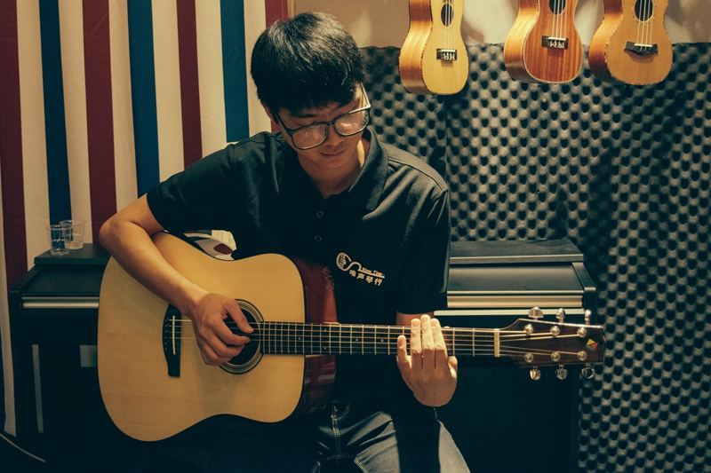 如何选择一把初学入门吉他,通用吉他最好的入门教程