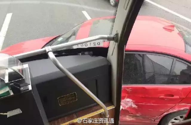 石家庄电动车乘客遭公交车碾压,石家庄百万豪车撞公交