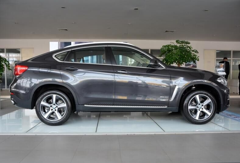 还以为楼下这款车是宝马X6！结果发现是X6它老弟