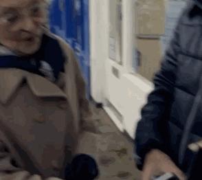 爷爷奶奶的摩登世界漫游指南：英国老人家都这么潮！