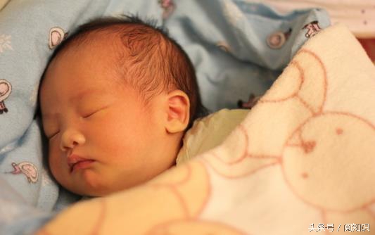 宝宝睡觉要含着东西睡怎么办,宝宝睡觉必须含着手指才能睡着