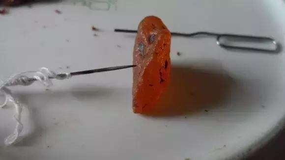 最简单直接的鉴别蜜蜡真假的方法,欧洲回流深红色老蜜蜡的鉴别方法