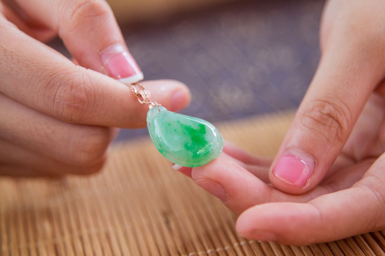 如何辨别没有制作的翡翠,如何鉴别翡翠做假