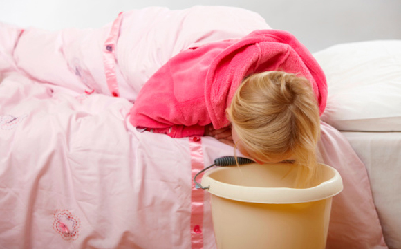 婴儿上吐下泻哭闹怎么回事,婴儿上吐下泻食欲差怎么办