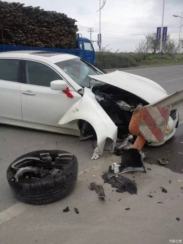 为啥不能疲劳驾驶？新车撞报废算轻的，还好能捡回一条命！