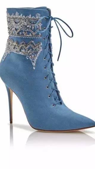 除了puma毛绒拖，蕾哈娜还设计了你不容错过的牛仔鞋哦