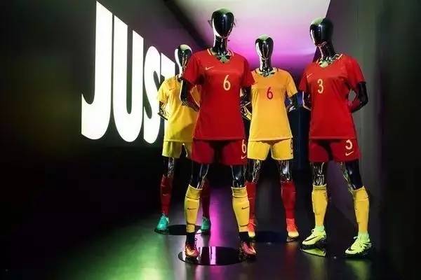 曾经美爆的社会主义复古风哪去了？为什么叕玩起了番茄炒蛋的老梗