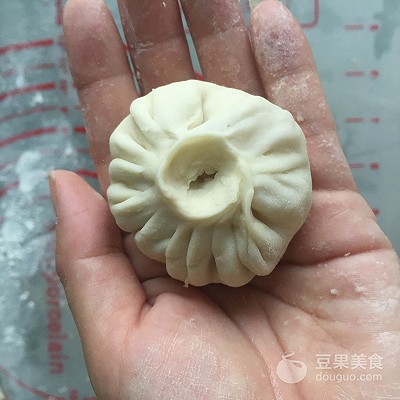 鲜汁四溢的小笼汤包——附详细包子手法图
