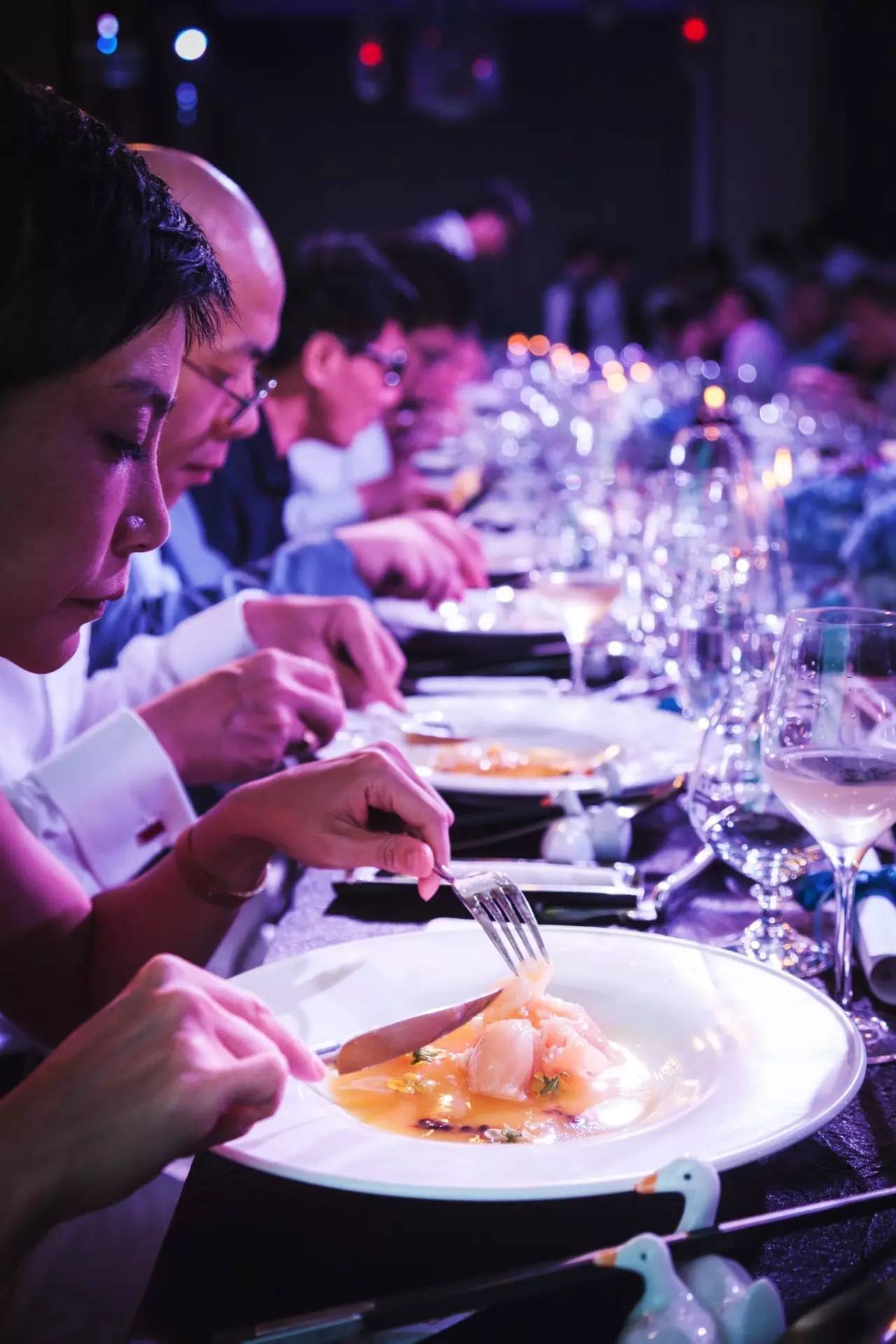 视频从“酥不腻”到“吃不腻”，谁和大董有一腿