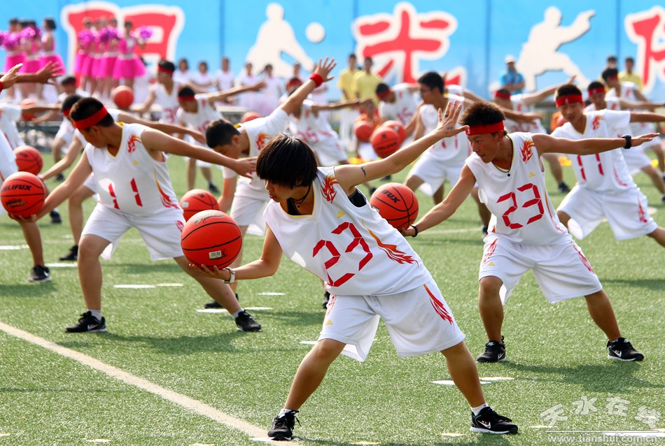 爸爸看到夏令营的女儿晒黑了,爸爸看到女儿军训被晒黑