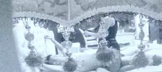 “微微一笑”头号嫌犯七夕露马脚：蒙面少女酒店花式抖S