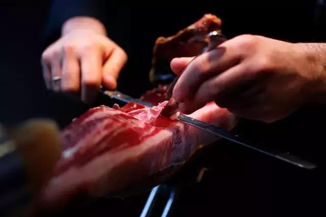 哪个地方有火腿 (有火腿的地方)