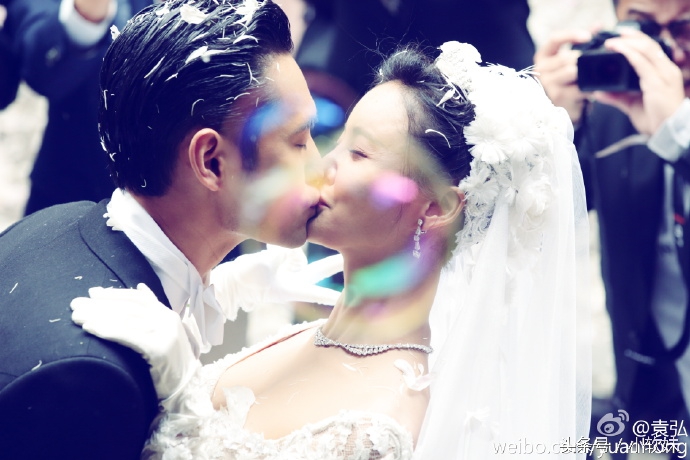 张歆艺袁弘半夜通视频委屈哭，网友眼尖发现：性感蕾丝情趣内衣？