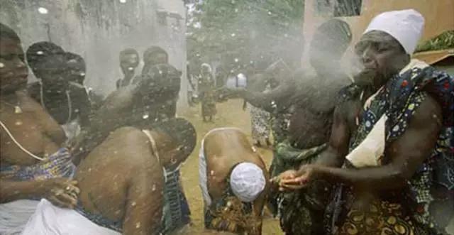 男子利用迷信骗女孩儿钱,男子以驱邪为名骗女友钱200万