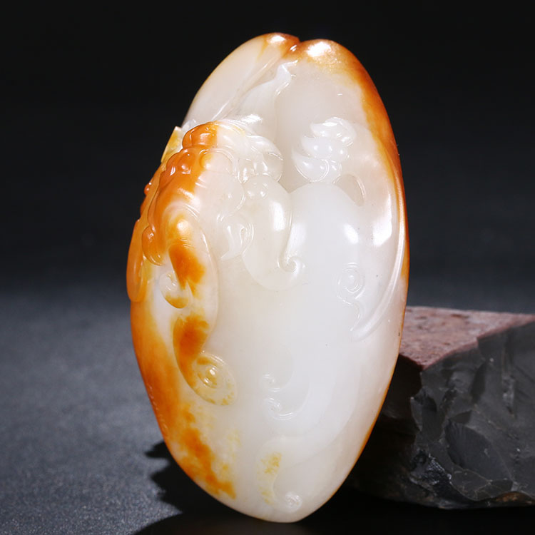 组图:*疆新**和田玉羊脂白玉籽料制成的手把件,雕刻细腻精致手感好