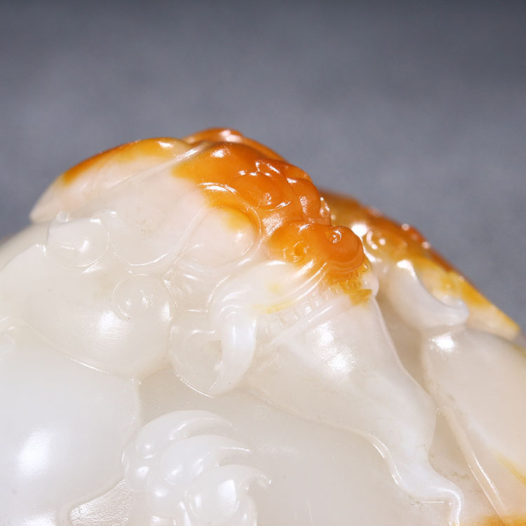 组图:*疆新**和田玉羊脂白玉籽料制成的手把件,雕刻细腻精致手感好