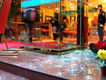 高档饭店女服务员嘲讽“穷人”，遭对方用钱砸脸并打砸饭店